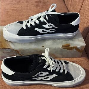 STRAYE Logan Flame sneakers in black and grey suede with white flames